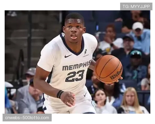 半场消息：步行者凭借历史级的进攻节奏与转换速度，领先灰熊25分。